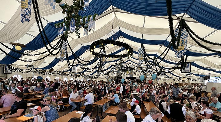 Lena's Festzelt (©Foto: Martin Schmitz)